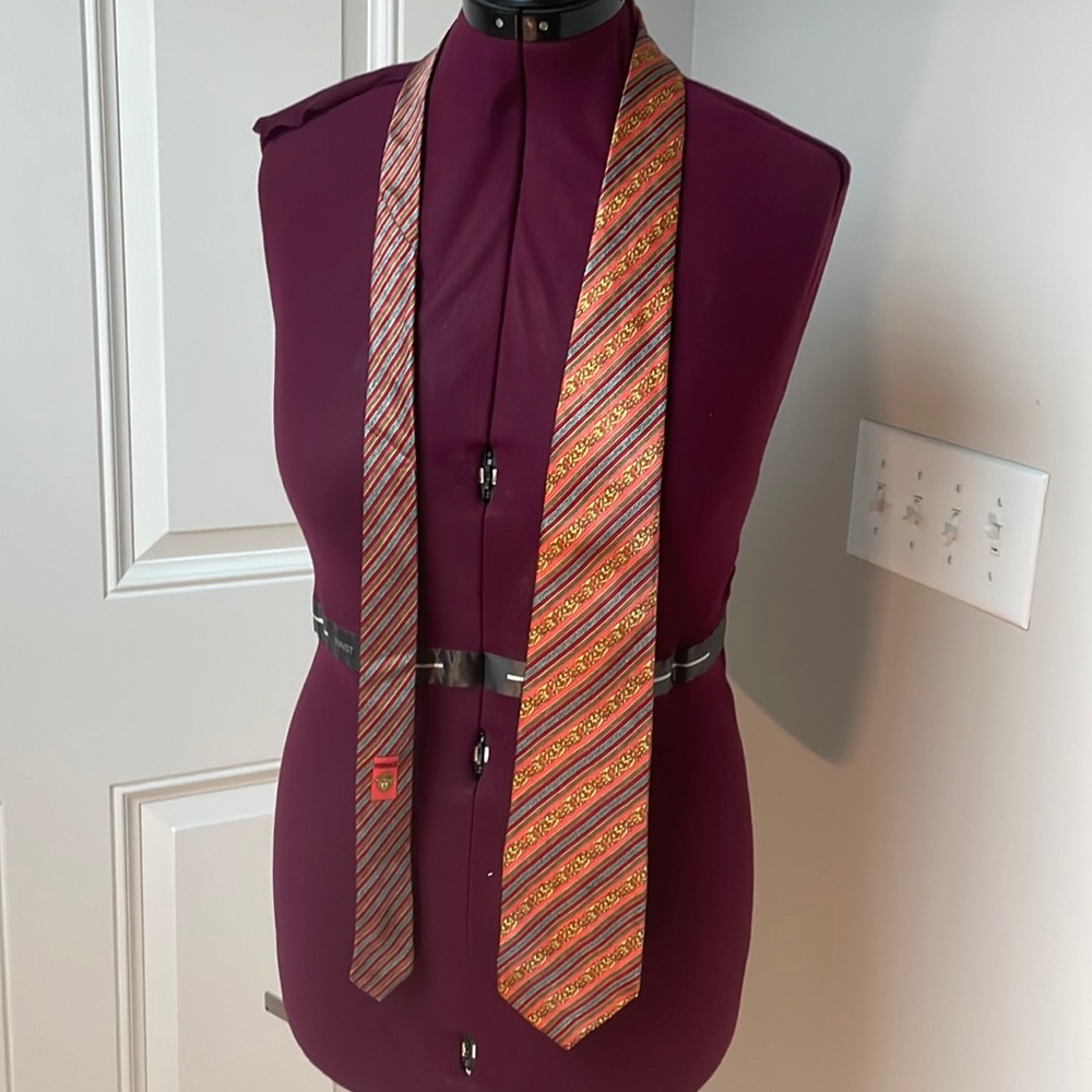 Gorgeous Vintage Gianni Versace orange gold tie 100% Silk‎